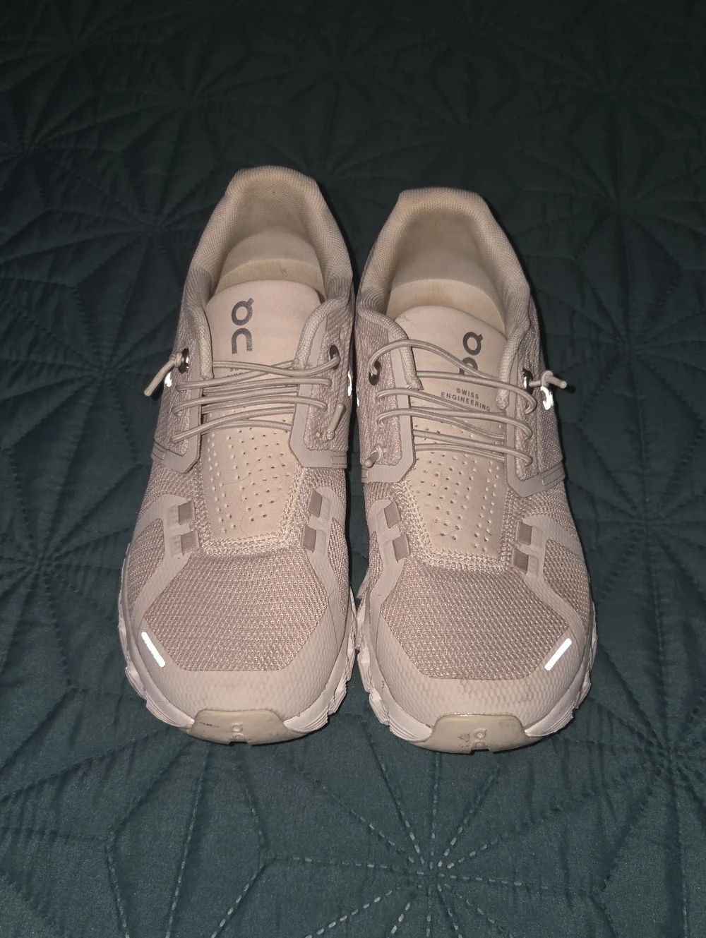 On Cloud 6 Women Size 6 Pearl/White